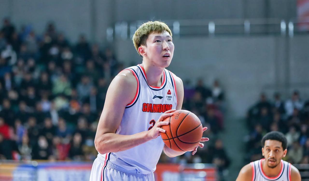 周琦：这次回来宏远俱乐部有点不舍。
新疆球迷：这货真能演。
周琦：上赛季在宏远很