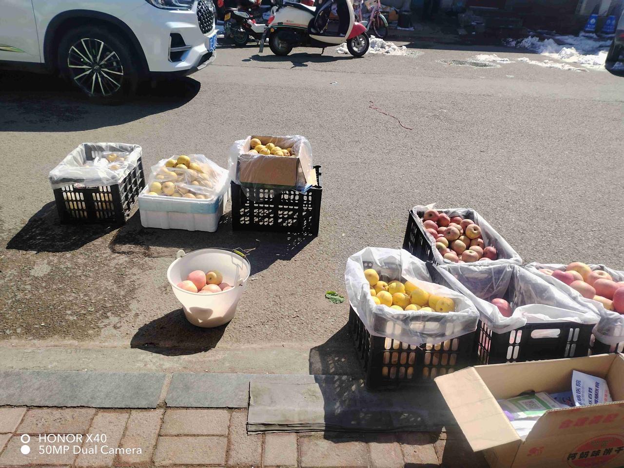 我的今日状态：😁轻松愉快
我这里的天气：☀️晴天

今天又出去卖苹果了