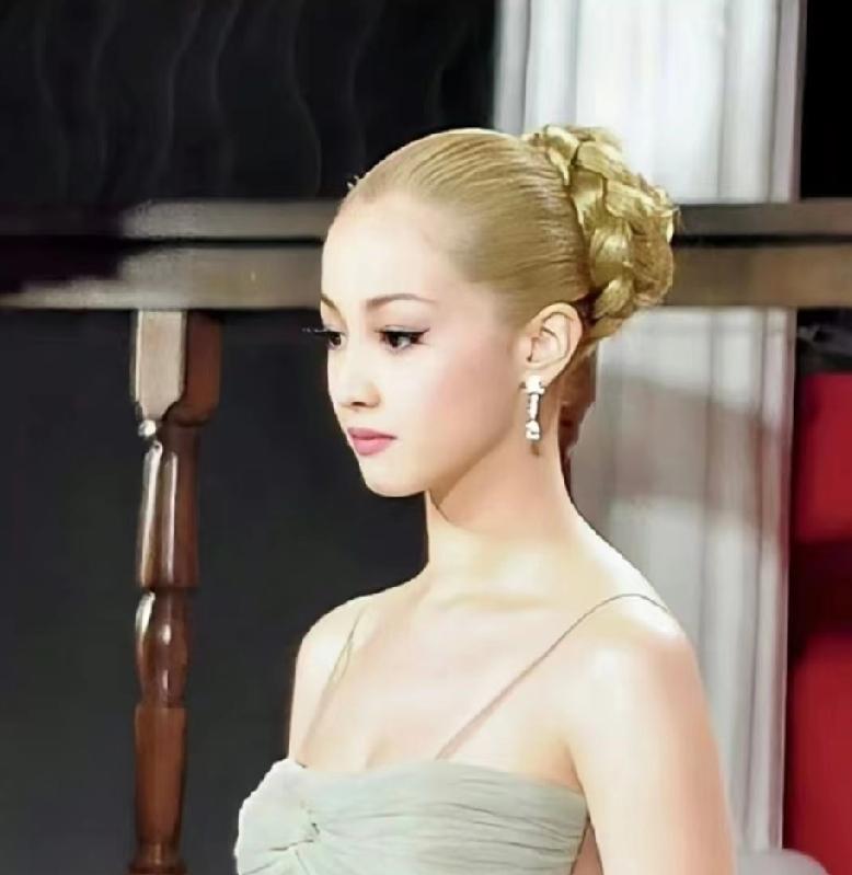 泽尻英龙华签了份婚前协议，媒体说她卖身体，其实没人见过原件。

那会儿她刚被公司