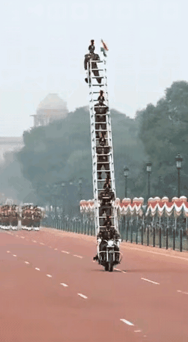 有这身手去练杂技不好吗！