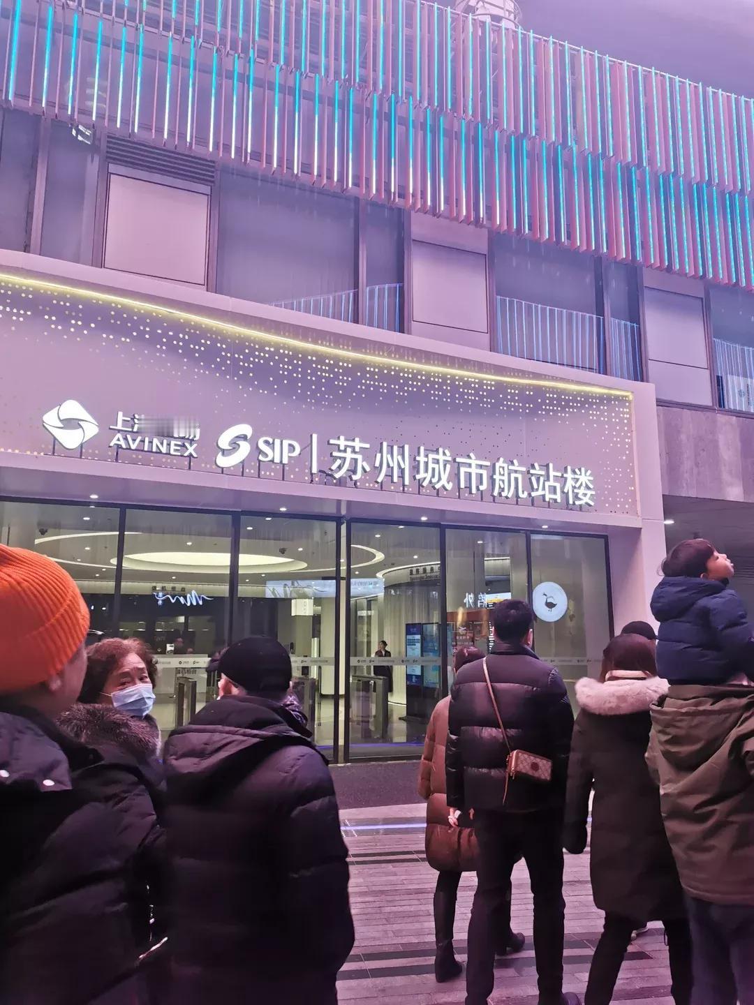 “当你准备出门旅行，却发现最近的机场在几百公里外”。硕放机场离苏州20公里，工业
