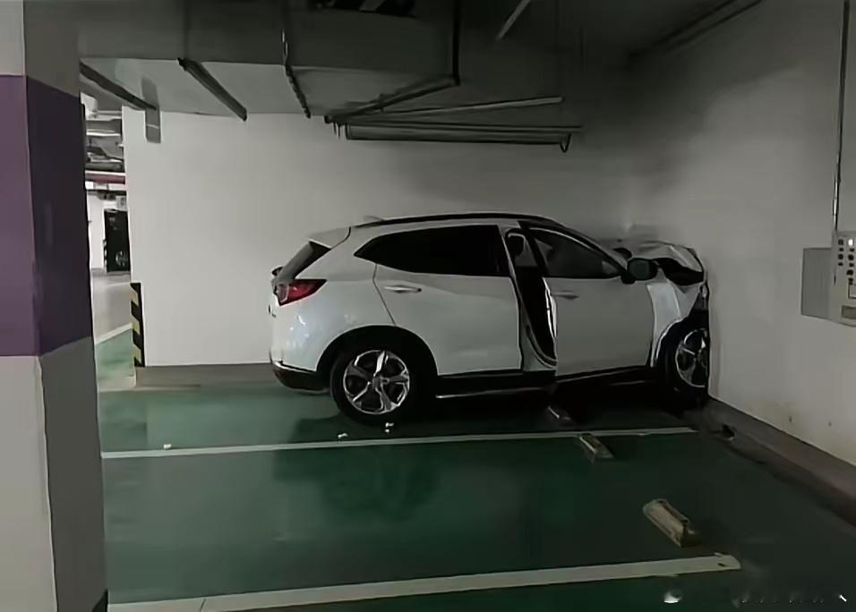 女生开车技术真的不行，只是说一部分女生不行，不能代表所有。也有开车技术超稳、超靠