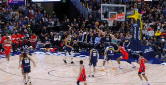 NBA赛场镜头：小手一抖，助攻到手，约基奇再现常远距离助攻！
  这个球显示出来