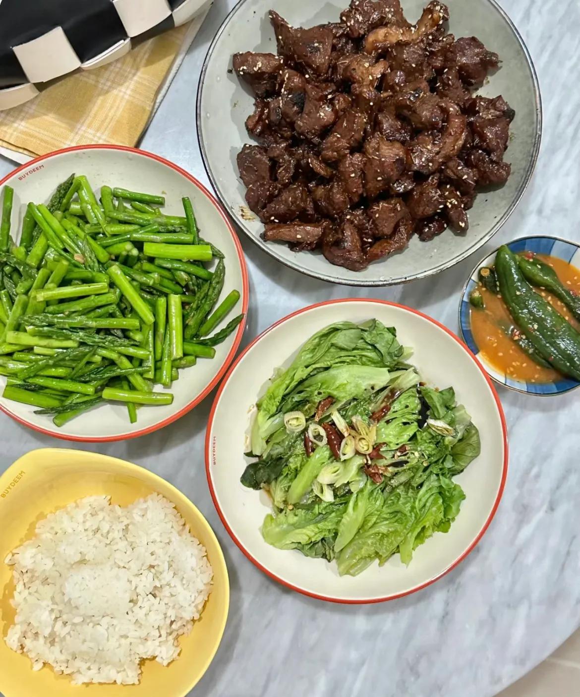 我的妈妈今年已经65岁了，她一直维持着健康的饮食习惯，晚上6点之后不吃东西，体重
