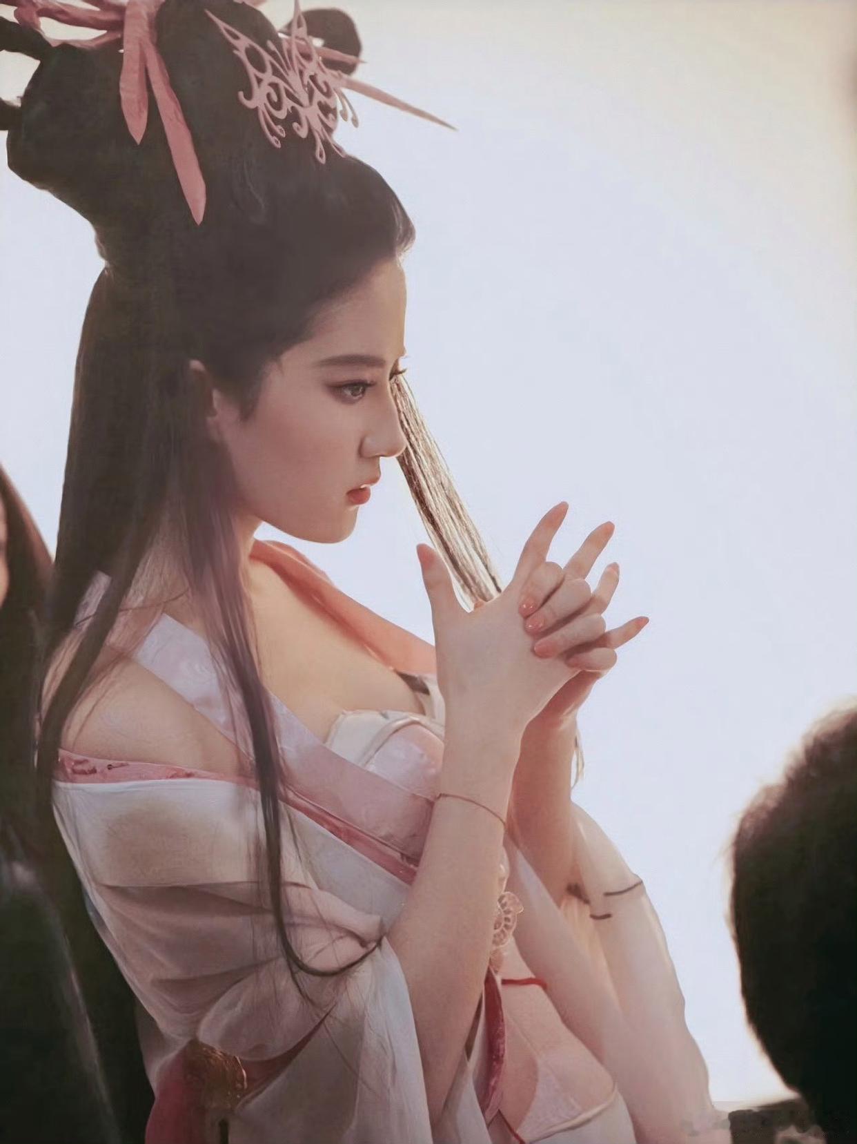 刘亦菲昔年代言《倩女幽魂》，形象出众，仙气飘飘。 ​​​