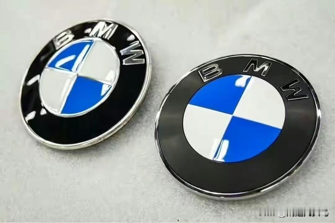 百年宝马再一次换标了！要我说，没了镀铬的蓝天白云，真的比旧车标差太多了。虽然我能