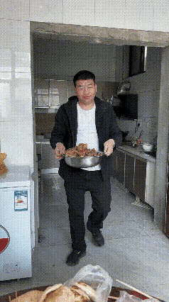 谁给你的勇气生六个儿子的？[捂脸][捂脸]

这哪是生娃，这是直接组建一支男子足