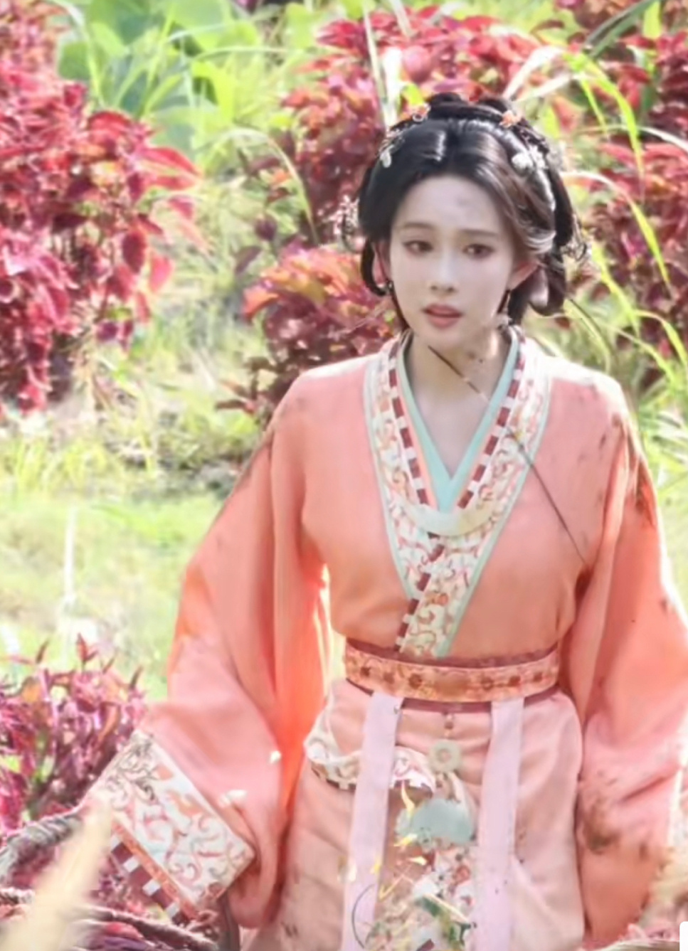 孟子义《将门独后》沈妙粉衣路透，花草从中的甜美少女！ 