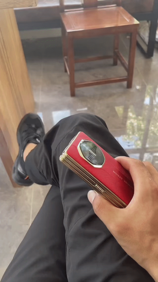 笑出声，不单只是年轻人，老年人也能用上三折叠，我承认没翻过来的那一刻信以为真了，