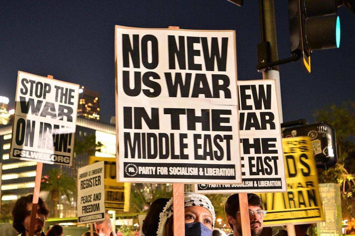 近日，美国民调显示，特朗普对伊朗动武的支持呈现极端党派极化，整体民意反对占优。舆