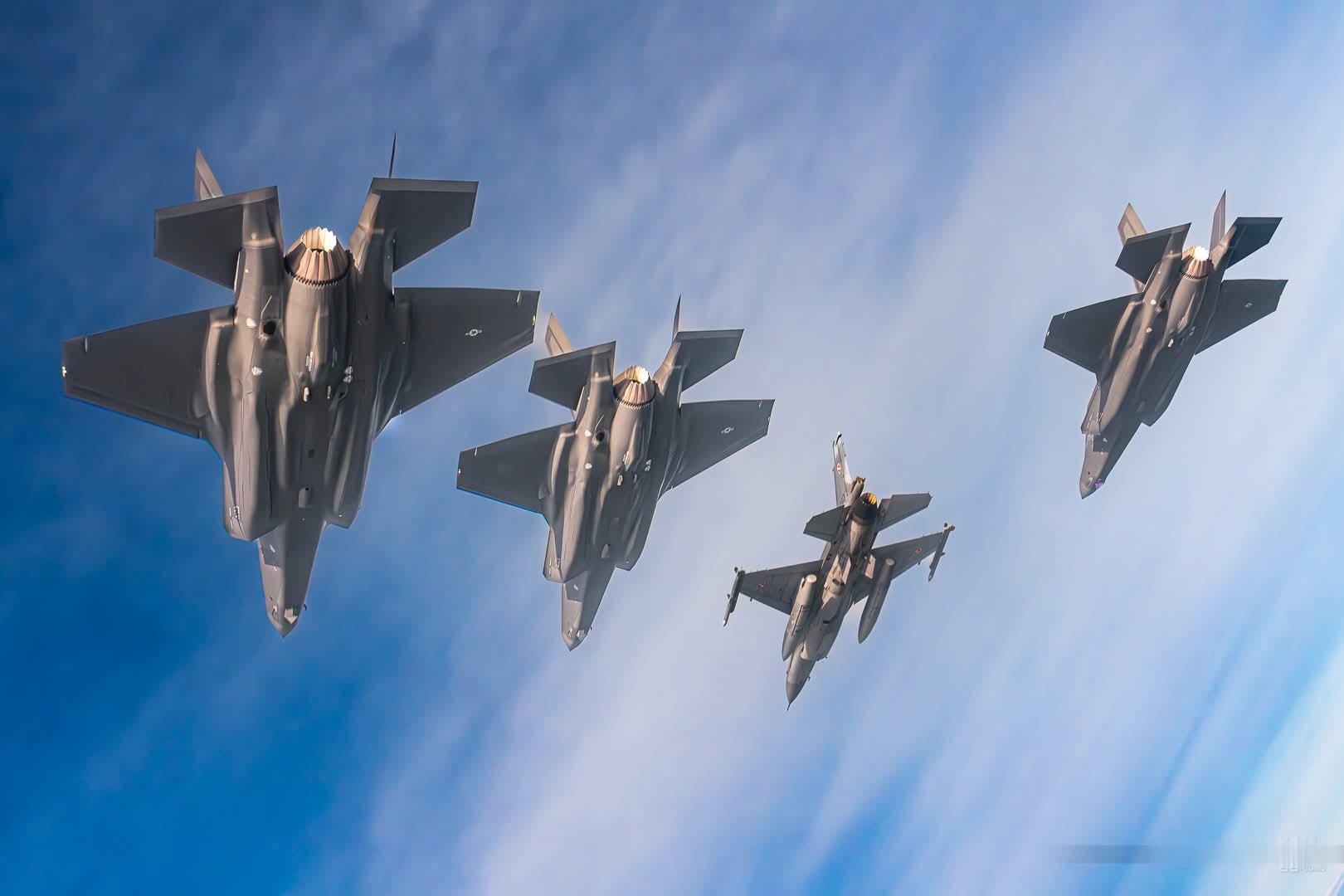 今日肥电 波兰空军三架F-35A在F-16引领下摆拍，波兰将其称为“骠骑兵”（H