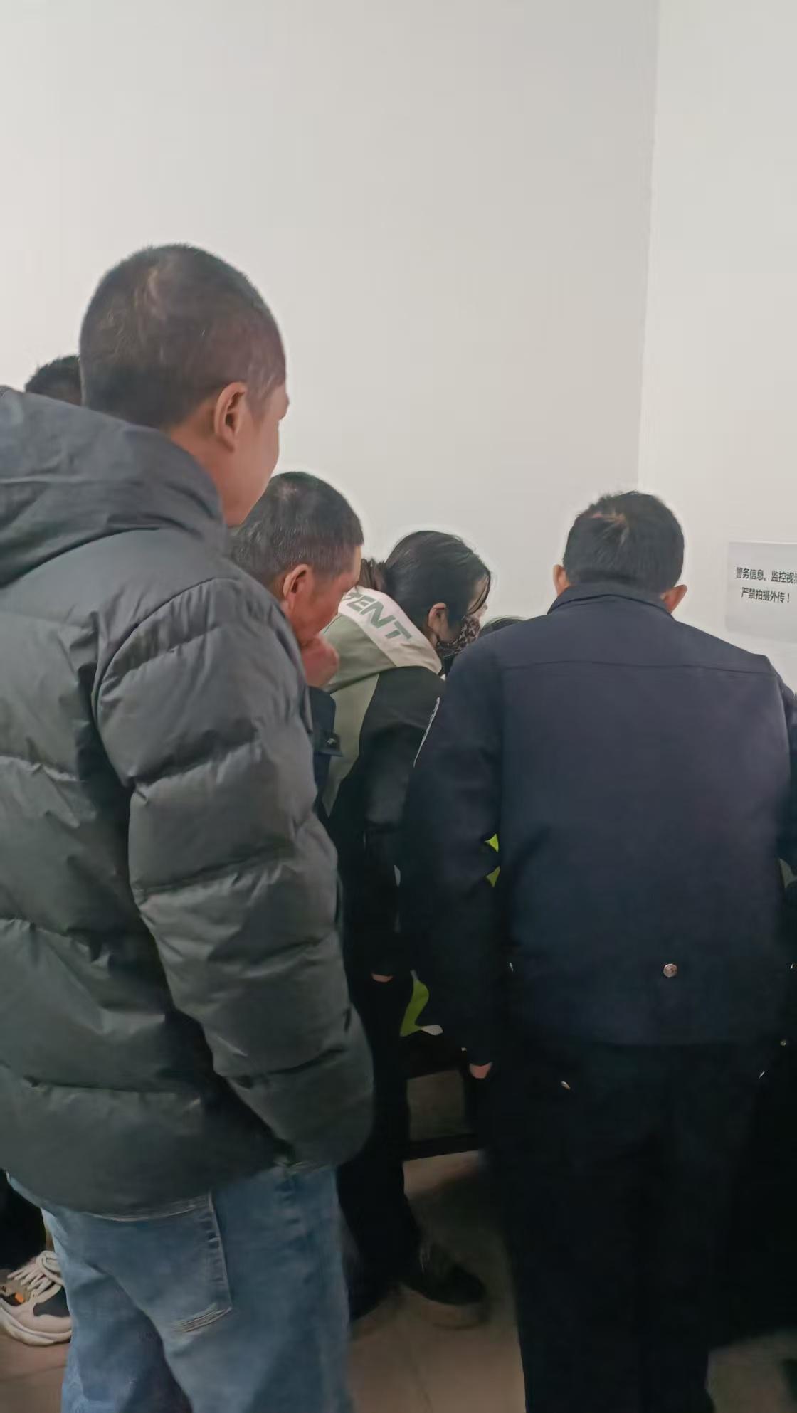 记录我的2026今天去交警大队查监控，好多人啊，还要排队。我是因为避让一辆转弯的