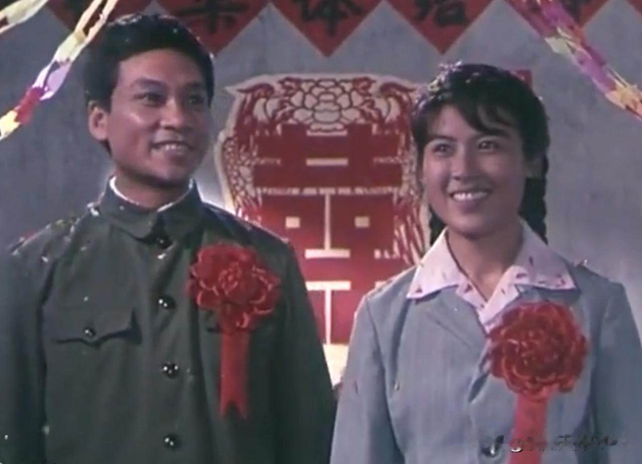 一场集体婚礼，能把四位演员全部认出来的一定是老影迷，再知道这是什么电影，肯定是资