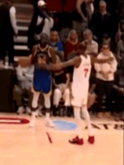 你敢信？0.1秒决胜时刻，格林直接把发球砸在杜兰特小腿上。
当天勇士凑不齐主力