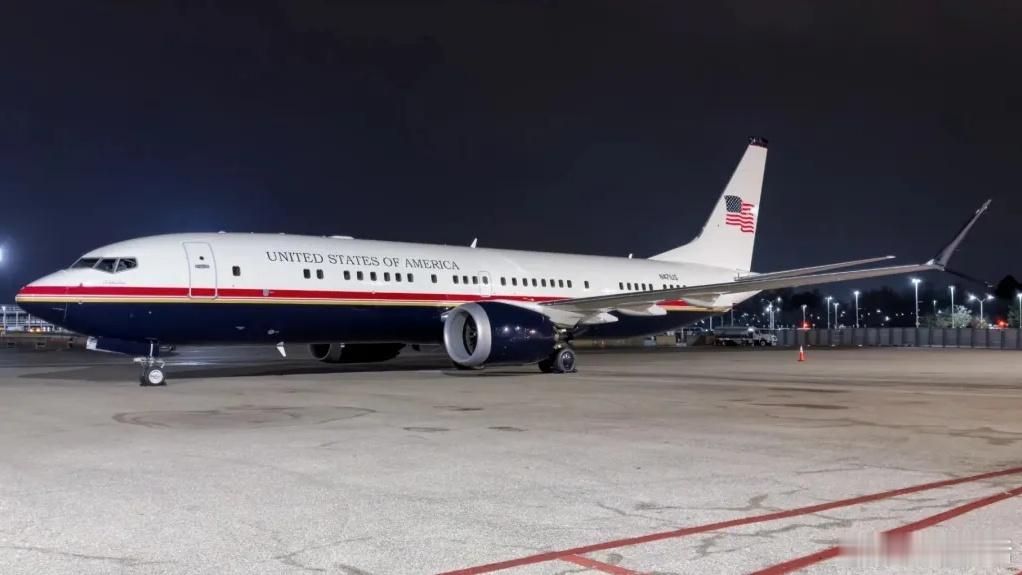 应川普要求，美政府行政专机更换涂装2月中旬，一架全新涂装的C-32行政专机在德克