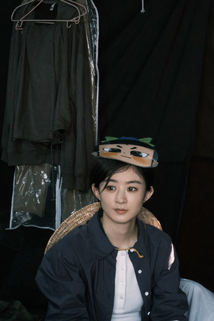 赵丽颖cos葫芦娃赵丽颖在大大的滩涂上面挖呀挖呀挖 赵丽颖cos葫芦娃，丽颖在大