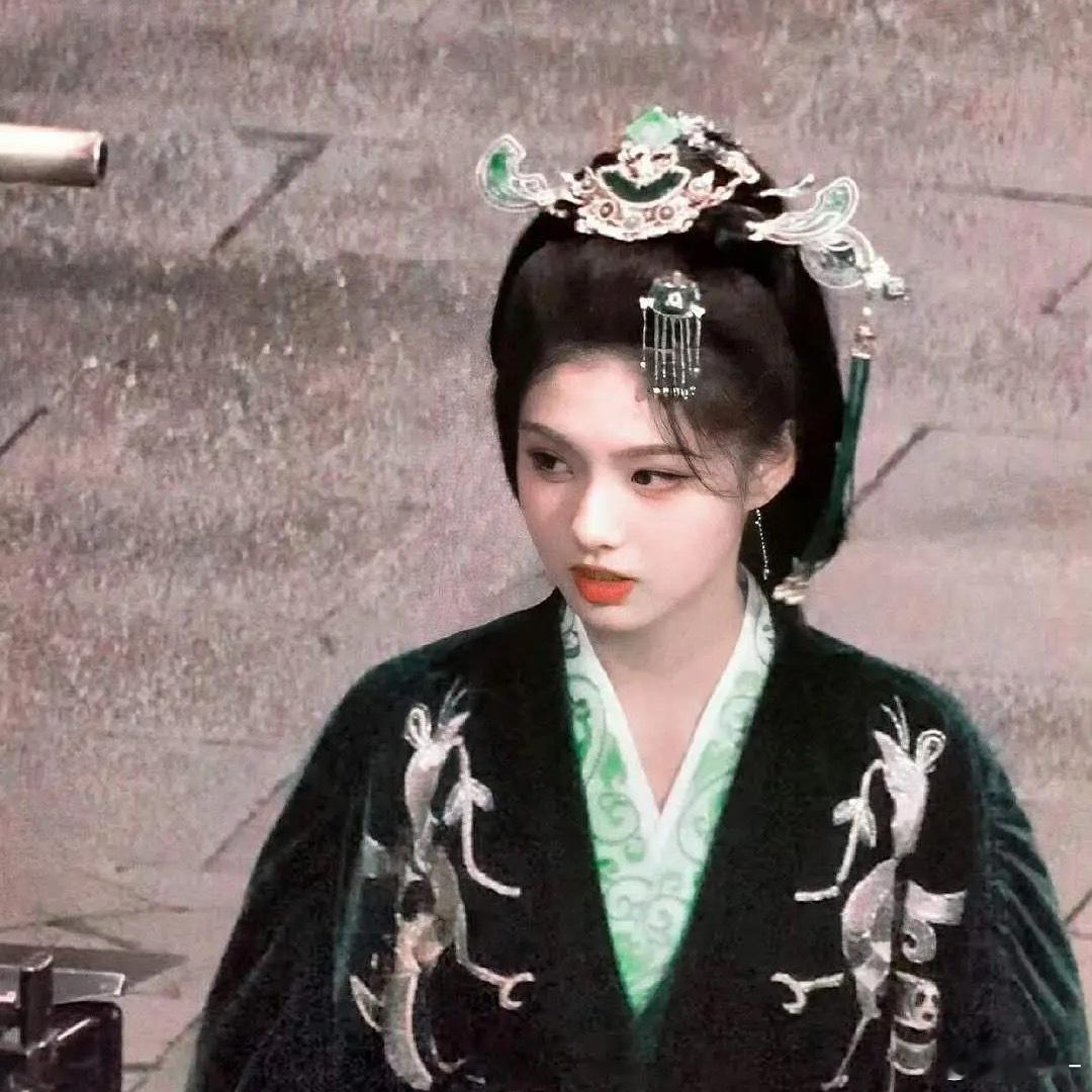 古装服饰这个颜色不太适合年轻演员，毫无审美的头饰 ​​​