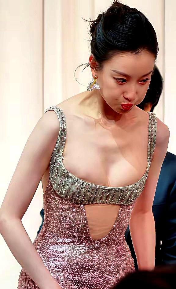 你还在用嘴巴摇椅子，那些“火花”靠一身名牌踩场，作品却像个空壳。今年的红毯上，镜