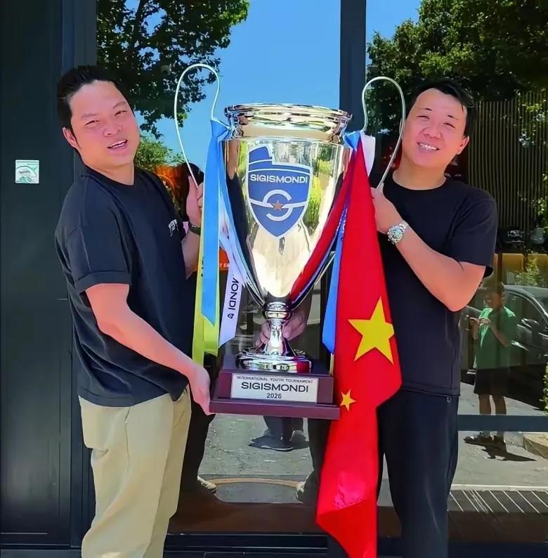 这两天有个画面，确实让人心里不是滋味。

23斤重的足球冠军奖杯，从罗马一路抱回