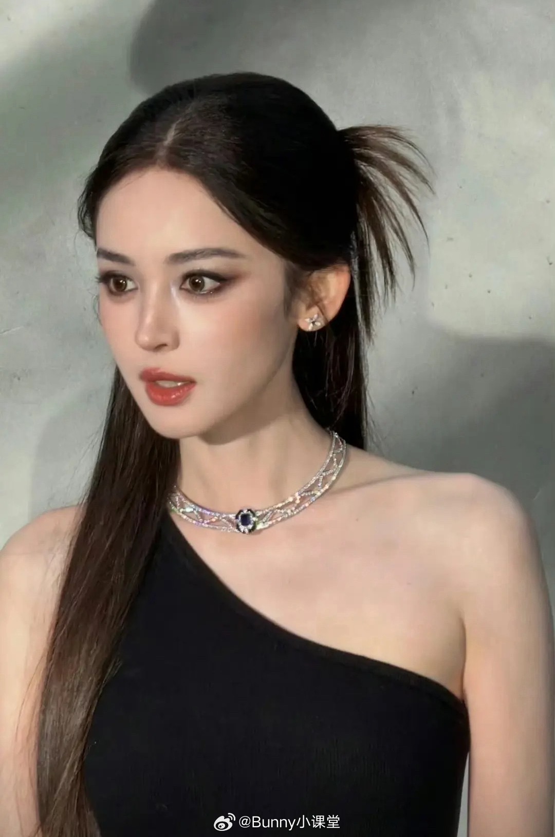 古力娜扎、迪丽热巴今日份活动生图，妈呀，浓颜大美女的冲击力