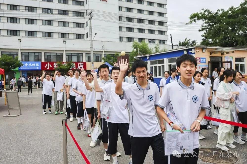 反复灌输给孩子的六句话———

第一：你穿得再好，别人也只会多看你一眼；但如果你
