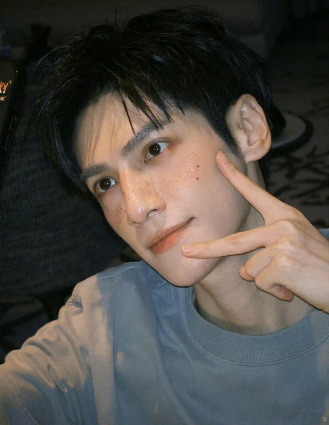 罗云熙闪片晒伤妆罗云熙隔夜照没有斗鸡眼罗云熙隔夜照没有斗鸡眼，好帅，帅气 ​​​