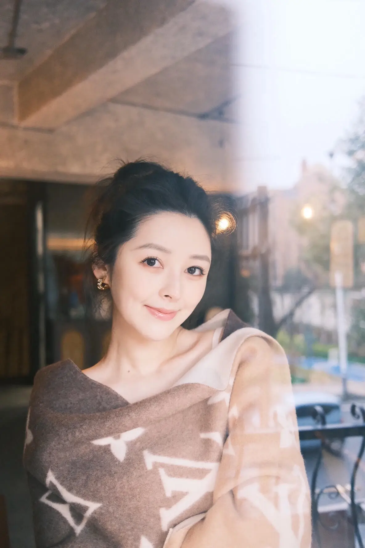 人总是在承诺时 低估了时间的重量 天真的以为一句诺言就足以抵挡岁月的变...