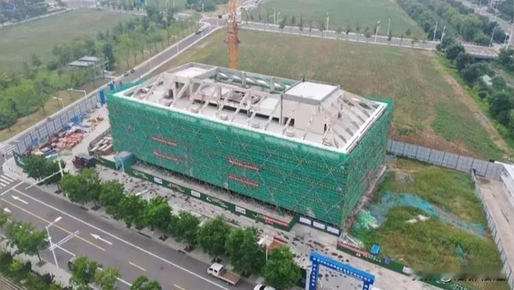 宿迁高铁商务区派出所项目建设取得新进展，主体结构已顺利完工，目前正全力推进外墙施