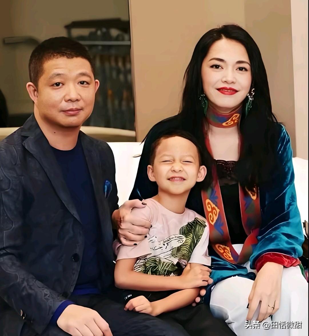 演员姚晨被点名。

有粉丝为她澄清解释，人家只是声明，并没有“官宣”二字，娱乐圈