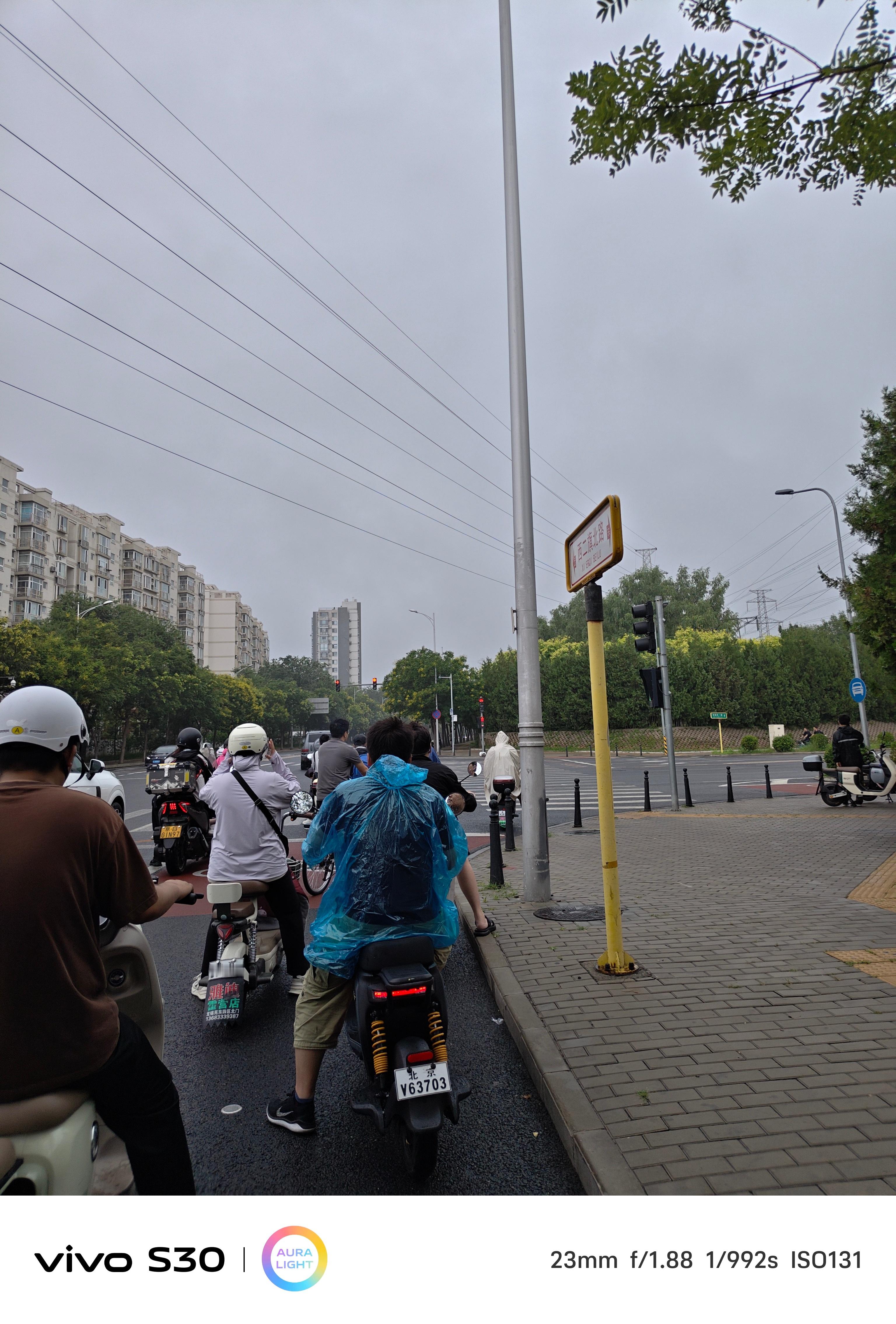 早上起来就下小雨，雨非常小，今天还是有雨，这周天气都有雨 ​​​
