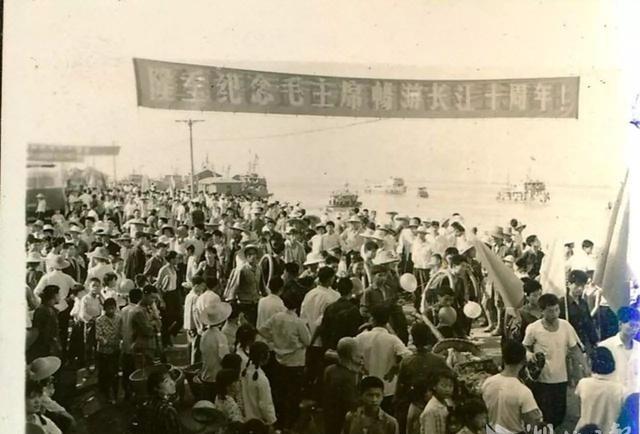 1966年，毛主席游完泳上快艇的照片，张玉凤同志赶紧上前搀扶。
那天上午，武汉的