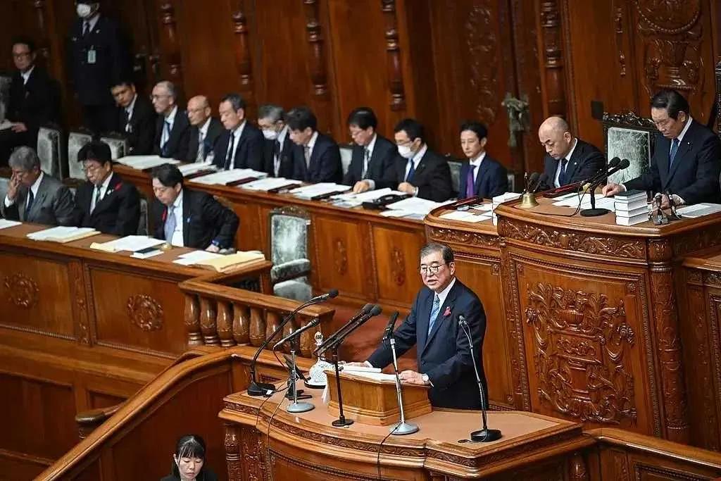 危言耸听！日本新首相石破茂首次发表施政演说，表达了三层含义：
1、打造安心安全且