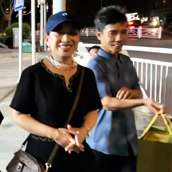 结束了这场新疆的直播卖货，小松和秋秋告别了新疆，离开给六叔介绍的对象霞姐。小松和