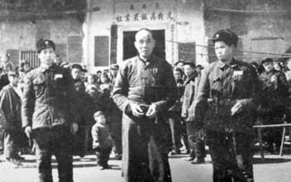 1957年，一个农村小伙买了辆自行车，结果因不会骑多次摔倒。一个老农见状哈哈大笑