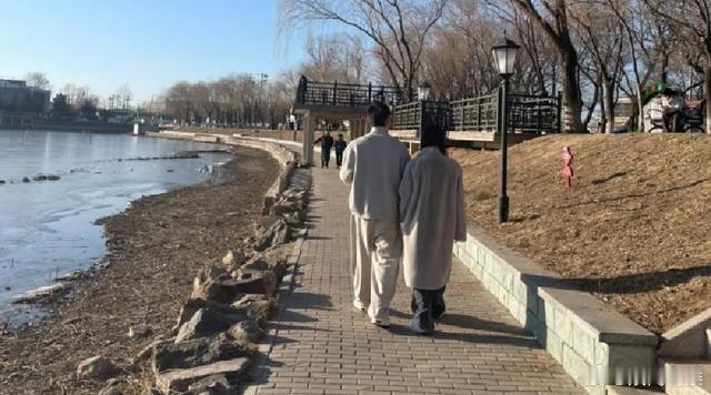 网友公园偶遇吴谨言洪尧夫妇散步，俩人有着最佳情侣身高差，看背影十分般配。 