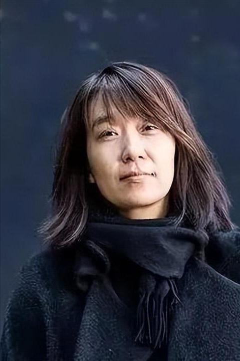 女作家，韩江，诺奖得主，她说，从小的记忆，就是不停地搬家，搬家，父亲也是个小说作