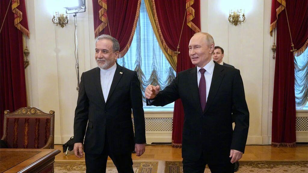 普京在会见阿拉格齐时说，伊朗人民正为主权英勇作战，希望伊朗人民凭借这份勇气，在新