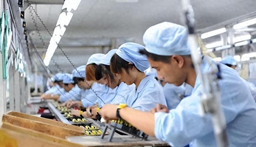 很多人看新闻，觉得印度、越南发展得很快，外资纷纷入驻，就觉得咱们的世界工厂地位要