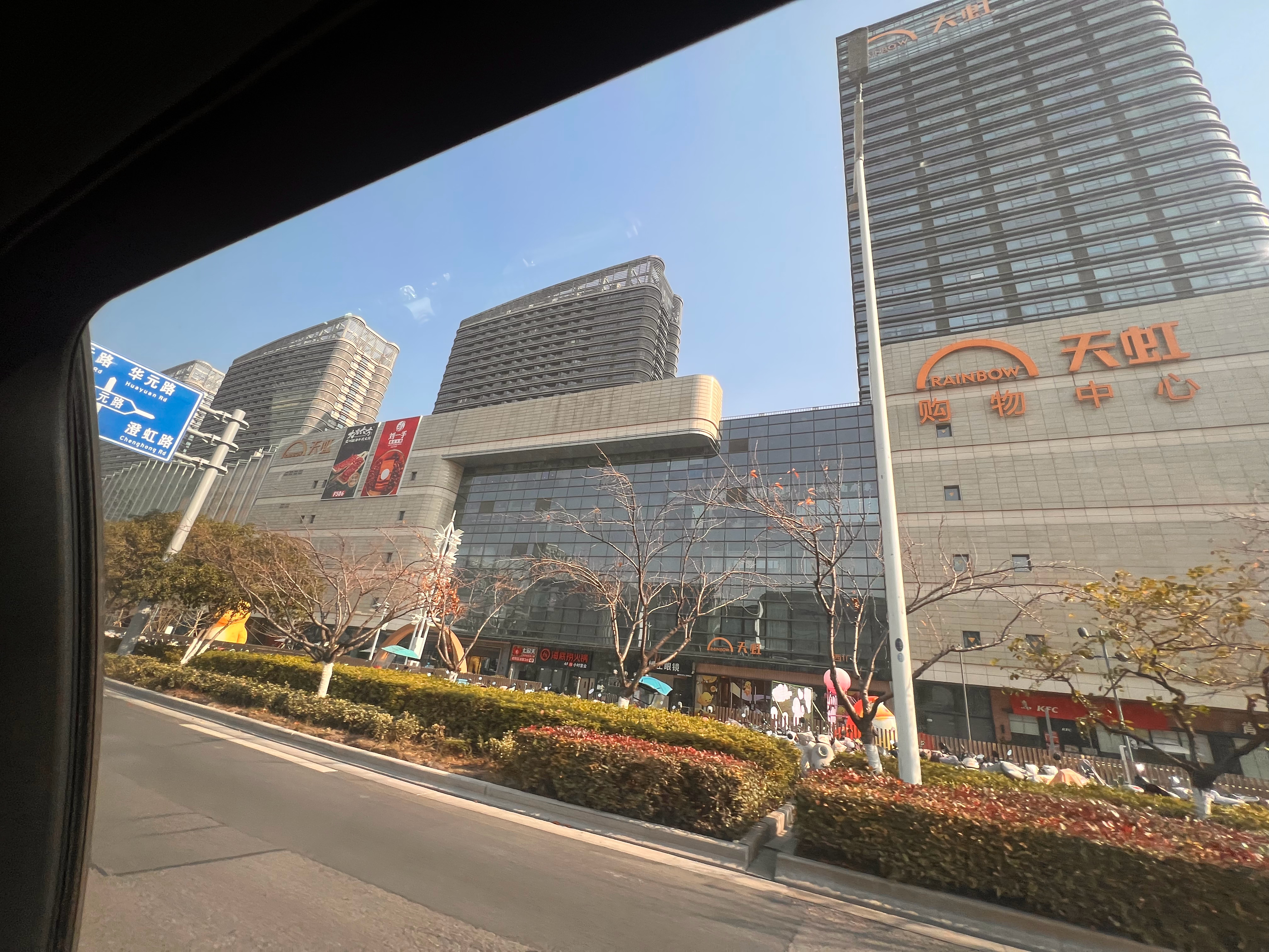 苏州一个路口陆陆续续开了五个大商场。环球港、王府井、天虹商场、大润发、龙湖天街！