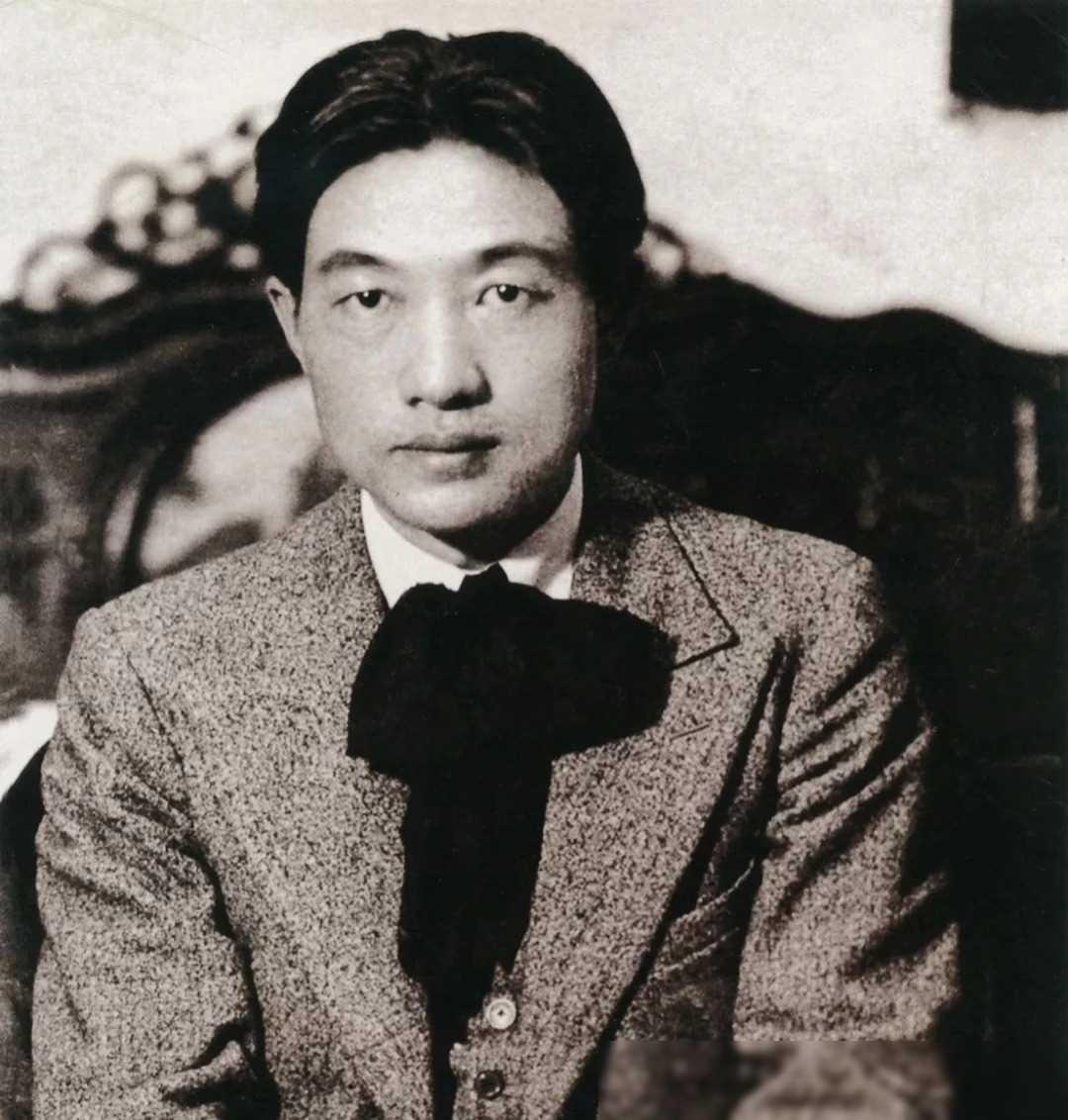 1912年，一个普通的新婚夜，17岁的徐悲鸿却对新娘充满了厌恶，眼神中透露出不满
