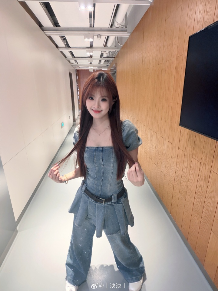LPL互动女主持人泱泱分享近照：牛仔套装~祝大家圣诞快乐~