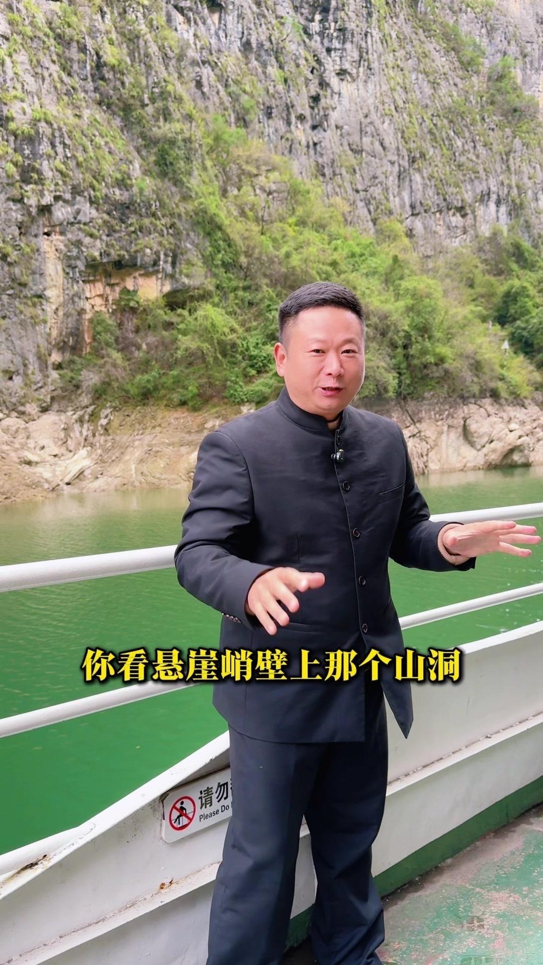 1️⃣垒土说：专家认为先堆土到洞口高度，放棺后挖掉土。可三峡地区土比金贵，200