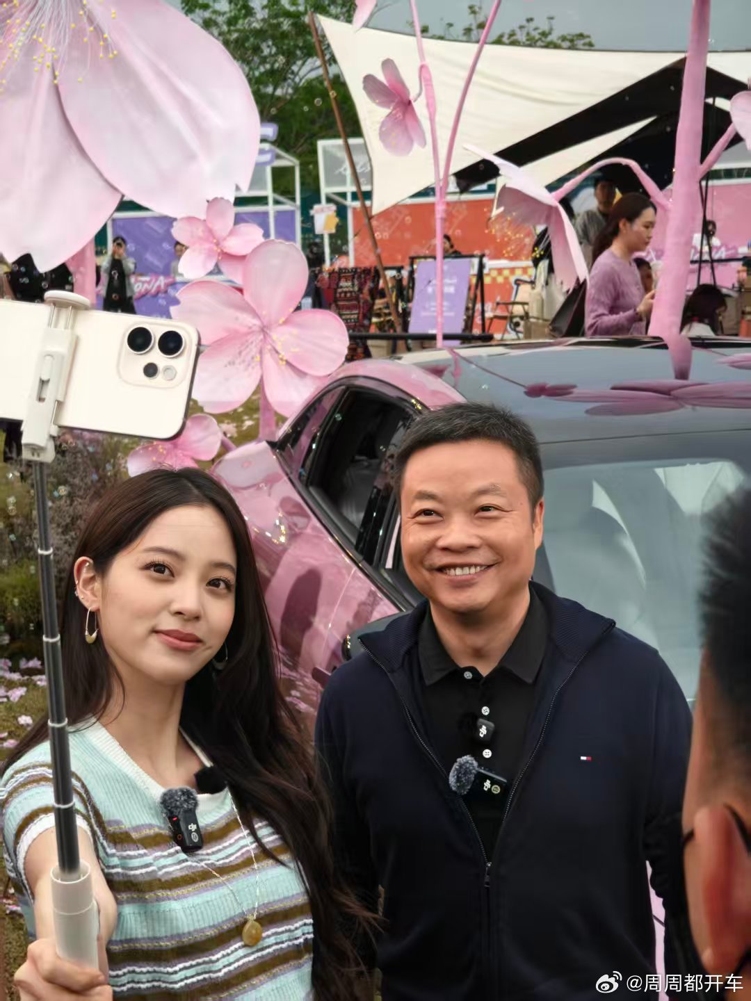 开心！发自肺腑的开心欧阳娜娜开新款MONA冒雨参加发布会2026款小鹏MONA大