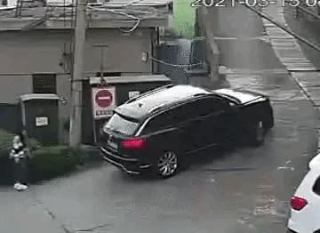 1 天呐！这女的好淡定啊！[震惊]
2 用镊子夹呀！隔着屏幕都替他捏一把汗。
3