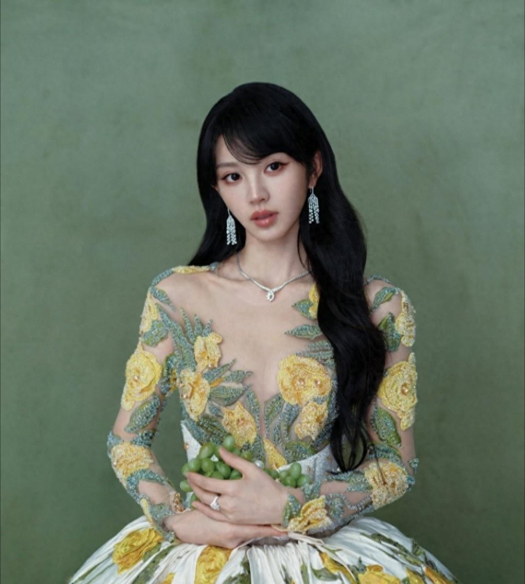 田曦薇美得不知天地为何物了鎏金流苏裙摇曳生姿，冷白皮衬得金光耀眼，甜妹与贵气无缝