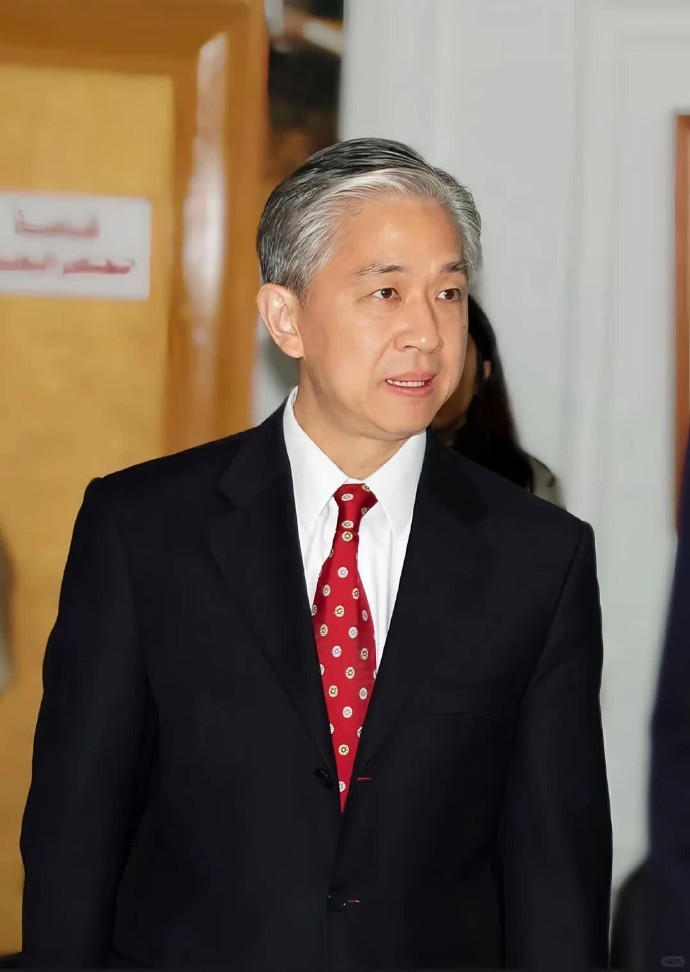 汪文斌是超年轻的外交官发言人！他温文儒雅，面对记者刁难面不改色，以温柔语气说硬气