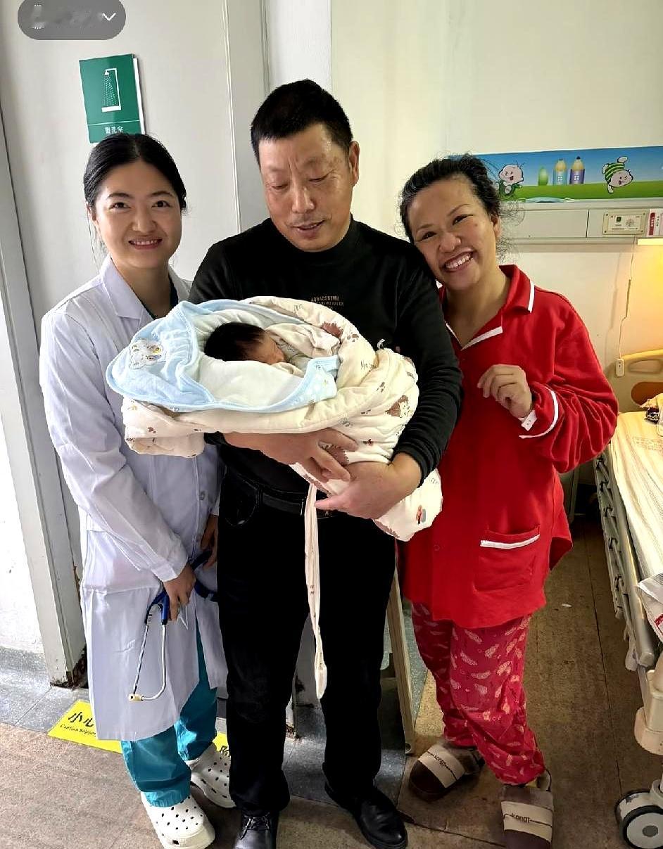 62岁再当妈，敢想吗？
义乌一位62岁阿姨顺利生下健康宝宝，有人准备抱孙，她还在