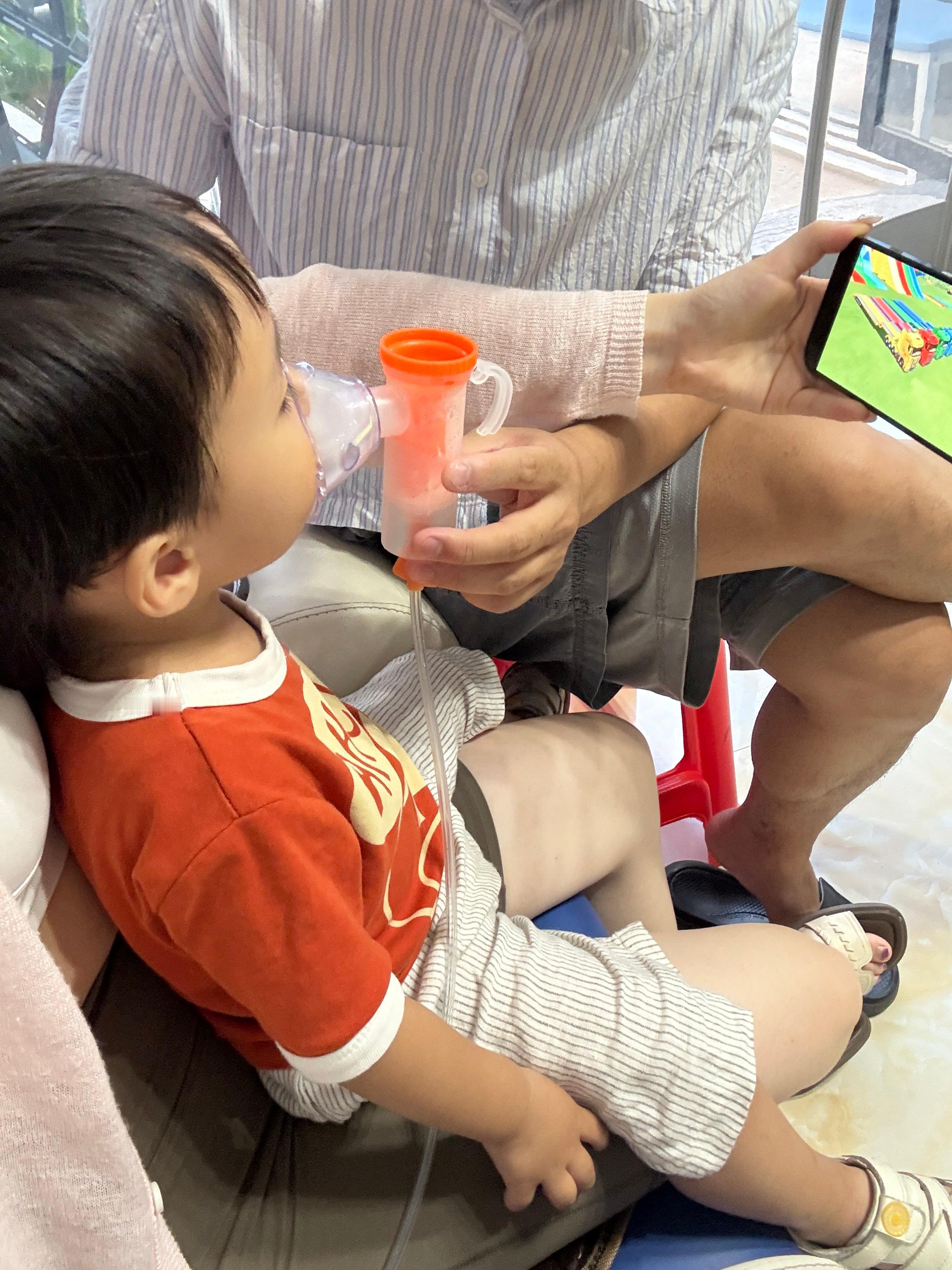 以前怀孕的时候对别人给小孩手机的人抱着嗤之以鼻的心态但是现在只要他不哭不闹公共场