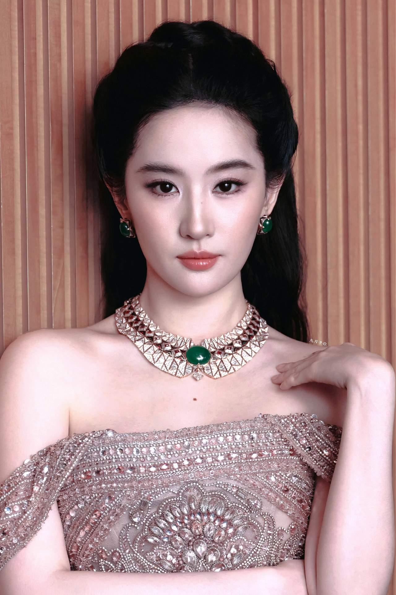 如果非要说一个刘亦菲的缺点，
那就是太美了，
任何的首饰珠宝在她的面前，都成了多