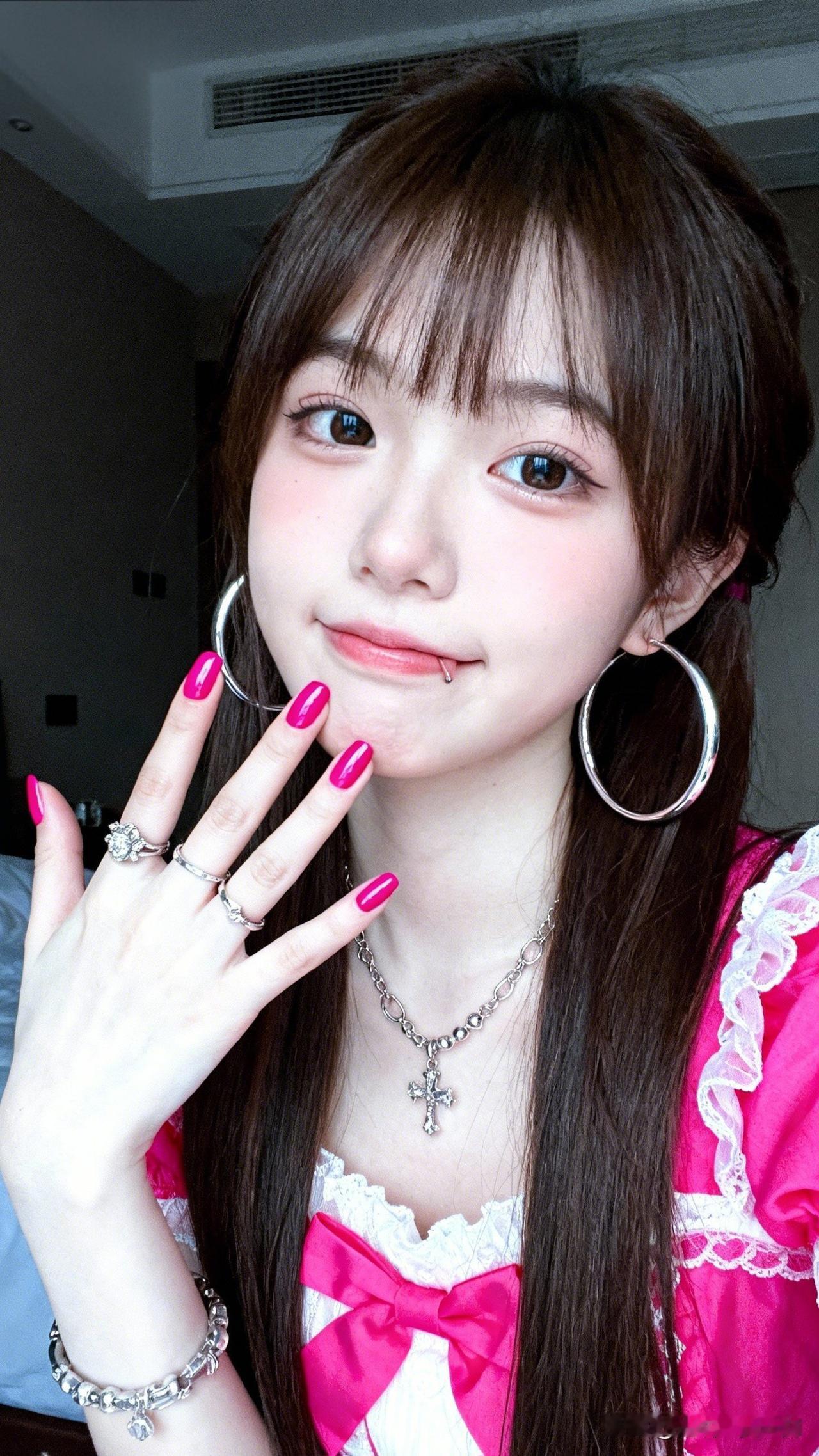 粉黛轻施，笑靥如花。谁爱甜妹呀 甜美少女风，粉色公主裙，可爱大眼萌妹